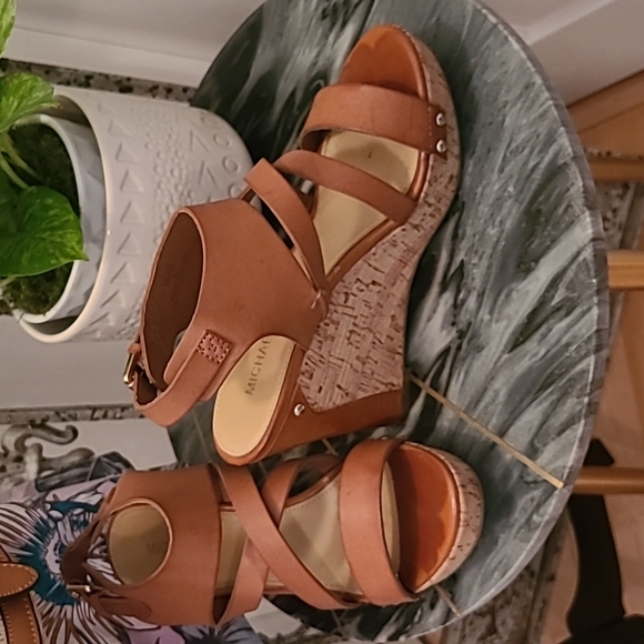 MICHAEL Cognac Strappy Leather& Cork Wedge Sandal sz 8/ IZZY & ALI Straw handbag - Picture 2 of 13